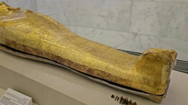 Kahire, Mısır, 6 Ekim 2024: Eski Kahire 'de bulunan Mısır Medeniyeti Ulusal Müzesi' nde (NMEC) Ptolemaic döneminden kalma altın yaldızlı bir antik Mısır tabutu olan Nedjemankh 'ın tabutu