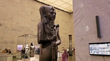 Kahire, Mısır, 6 Ekim 2024: Eski Kahire 'de bulunan Ulusal Mısır Uygarlığı Müzesi' ndeki (NMEC) anıtlar, Mısır medeniyetini temsil etmektedir.