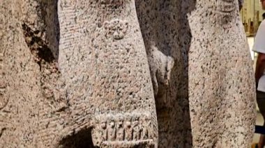 Kahire, Mısır, 6 Ekim 2024: Eski Kahire 'de bulunan Ulusal Mısır Uygarlığı Müzesi' ndeki (NMEC) anıtlar, Mısır medeniyetini temsil etmektedir.