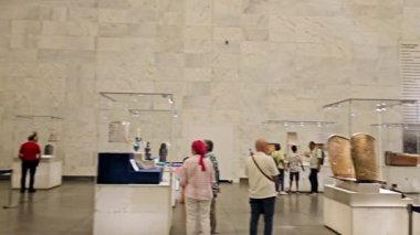 Kahire, Mısır, 6 Ekim 2024: Eski Kahire 'de bulunan Ulusal Mısır Uygarlığı Müzesi' ndeki (NMEC) anıtlar, Mısır medeniyetini temsil etmektedir.
