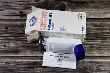 Kahire, Mısır, 4 Ekim 2024: Astım spreyi 200 Dose Salbutamol basınçlı solunum tansiyonu, bronşiyal astım, kronik bronşit ve anfizem için bronşizasyon azmı