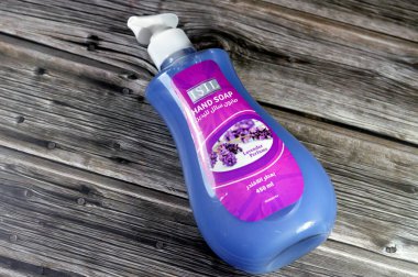 Kahire, Mısır, 4 Ekim 2024: Lavanta parfümlü IŞİD el sabunu 450 ml, sabun temizlik ve yıkama amaçlı kullanılan yağ asidinin tuzu, bir şişe sıvı sabun.