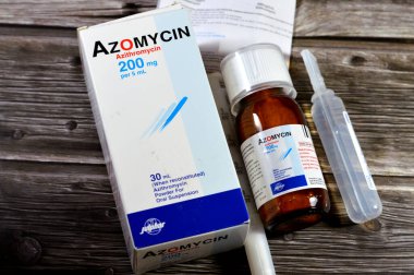 Kahire, Mısır, 4 Ekim 2024: Azomycin Azithromycin, Julphar Emirati ilaç üreticisi tarafından ağızdan askıya alınması için her 5 ml toz başına 200 mg.