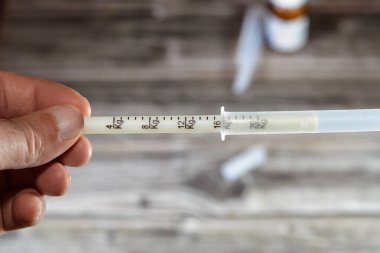 Kilogram KG 'den mezun olmuş bebekler ve çocuklar için antibiyotik ve ilaçlardaki süspansiyon veya şurup dozunu hesaplamak ve ayarlamak için, sözlü şırınga ölçeğinde bir ölçek