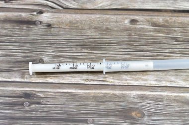 Kilogram KG 'den mezun olmuş bebekler ve çocuklar için antibiyotik ve ilaçlardaki süspansiyon veya şurup dozunu hesaplamak ve ayarlamak için, sözlü şırınga ölçeğinde bir ölçek