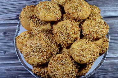 Barazek ya da barazeq, ana malzemesi susamlı Suriye kurabiyesi, fıstık, şeker ve bal parçacıkları, un, tereyağı, şeker, susam, tatlı, tereyağı, ceviz aromalı, gevrek ve kırılgan desenli