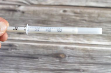 Kilogram KG 'den mezun olmuş bebekler ve çocuklar için antibiyotik ve ilaçlardaki süspansiyon veya şurup dozunu hesaplamak ve ayarlamak için, sözlü şırınga ölçeğinde bir ölçek