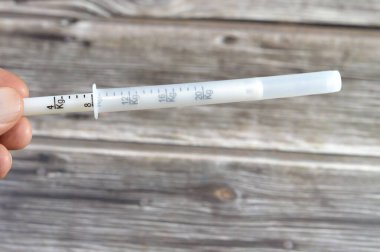 Kilogram KG 'den mezun olmuş bebekler ve çocuklar için antibiyotik ve ilaçlardaki süspansiyon veya şurup dozunu hesaplamak ve ayarlamak için, sözlü şırınga ölçeğinde bir ölçek