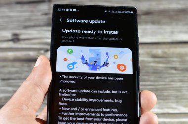Kahire, Mısır, 4 Ekim 2024: Samsung Flagship cep telefonları için Samsung yazılım güncellemesi, Galaxy AI One UI güncellemesi, cihaz istikrar iyileştirmeleri, hata düzeltmeleri, gelişmiş özellikler, S23 ultra telefon güncellemesi
