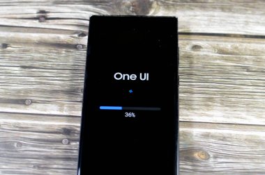 Kahire, Mısır, 4 Ekim 2024: Samsung Flagship cep telefonları için Samsung yazılım güncellemesi, Galaxy AI One UI güncellemesi, cihaz istikrar iyileştirmeleri, hata düzeltmeleri, gelişmiş özellikler, S23 ultra telefon güncellemesi