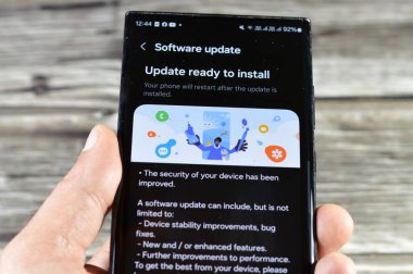 Kahire, Mısır, 4 Ekim 2024: Samsung Flagship cep telefonları için Samsung yazılım güncellemesi, Galaxy AI One UI güncellemesi, cihaz istikrar iyileştirmeleri, hata düzeltmeleri, gelişmiş özellikler, S23 ultra telefon güncellemesi