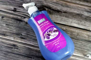 Kahire, Mısır, 4 Ekim 2024: Lavanta parfümlü IŞİD el sabunu 450 ml, sabun temizlik ve yıkama amaçlı kullanılan yağ asidinin tuzu, bir şişe sıvı sabun.