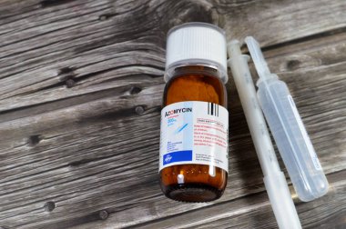 Kahire, Mısır, 4 Ekim 2024: Azomycin Azithromycin, Julphar Emirati ilaç üreticisi tarafından ağızdan askıya alınması için her 5 ml toz başına 200 mg.