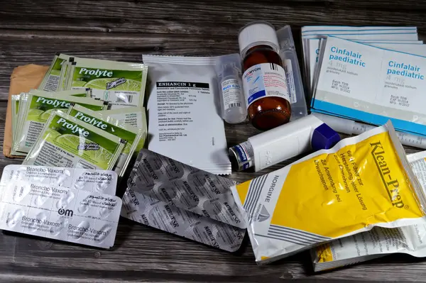 Kahire, Mısır, 4 Ekim 2024: Çeşitli uyuşturucu ve ilaçlar, Prolyte Sachets, Azomycin, Klean Prep kese tozu, Natrilix SR, Broncho-Vaxom, Enhancin, Asthavent Inhaler ve Cinfalair Pediatri