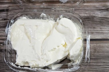 Kremalı Peynir, leziz peynirli aroma, yemeğin tadını artırır, kızarmış ekmek, sandviç, pizza ve hamburger ile kullanılabilir, süt ve kremadan yapılan yumuşak, hafif tadımlı taze peynir