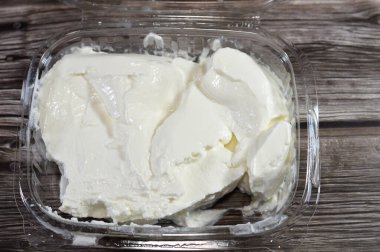 Kremalı Peynir, leziz peynirli aroma, yemeğin tadını artırır, kızarmış ekmek, sandviç, pizza ve hamburger ile kullanılabilir, süt ve kremadan yapılan yumuşak, hafif tadımlı taze peynir