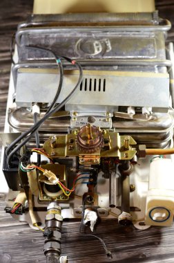 Gaz su ısıtıcısının bakımı, deponun dibinde bulunan gaz ateşiyle çalışan bir ocağın suyunu ısıtan bir tanktır ve yakıt yakma ısısını kullanır (genellikle doğal gaz).)