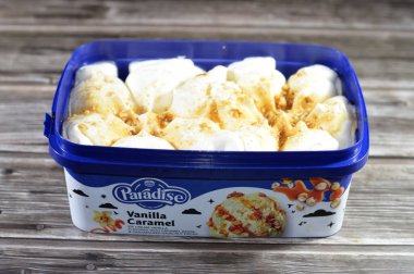 Kahire, Mısır, 12 Ekim 2024: Nestle cenneti karamel soslu, karamsar fındık parçaları ile tatlandırılmış vanilyalı dondurma, Nestle S.A., İsviçre 'de çokuluslu yiyecek ve içecek üreten bir şirket.