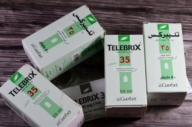 Kahire, Mısır, 22 Ekim 2024: Telebrix iyot ml başına 350 mg idrar yolu ve diğer durumların radyografisi için, damar içi ve damar içi enjeksiyon için çözüm olarak kullanılır.