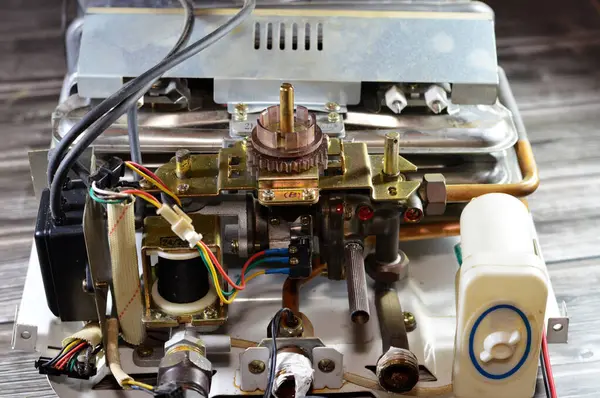 Kahire, Mısır, 15 Ekim 2024: Gaz suyu ısıtıcısının bakımı, benzin deposunun dibinde bulunan bir gaz ocağından su ısıtan bir tanktır.