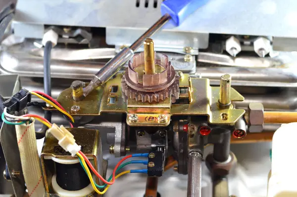 Kahire, Mısır, 15 Ekim 2024: Gaz suyu ısıtıcısının bakımı, benzin deposunun dibinde bulunan bir gaz ocağından su ısıtan bir tanktır.