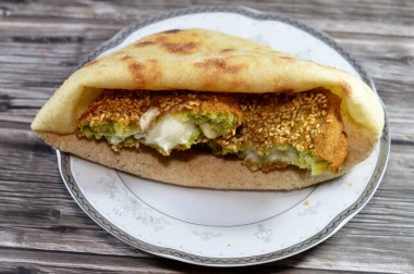 Geleneksel Mısır düz ekmeği kızarmış falafel topları, yeşil hamburger, nohut ve geniş fasulyeden yapılmış, kremalı peynirli bol yağda kızartılmış toplar, peynirle dolu falafel.