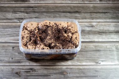 Kahire, Mısır, 5 Ekim 2024: Nestle Cenneti çikolatalı kek parçaları ve çikolatalı kek üzerine sos, Nestle S.A., İsviçre 'nin çok uluslu gıda ve içecek işleme şirketi.