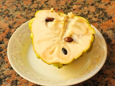 elma şekeri, elma şekeri veya karides, elma şekeri veya tatlı su meyvesi, et hoş kokulu ve tatlıdır, açık sarı boyunca kremalı beyazdır ve krema gibi görünür ve krema tadında tatlıdır.