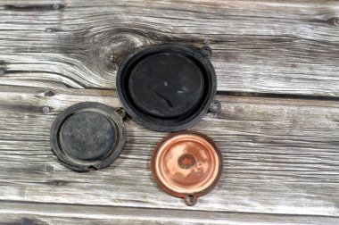 Hasarlı su gazı ısıtıcısı su basıncı diyaframları lastik pedler, kırık gaz bağlantı valfleri Tympanic Membranes, ev aletlerinin bakımı, tamir ve onarım konsepti, seçici odaklanma