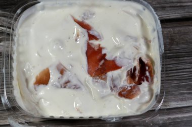 Kremalı Peynirli Spread, lezzetli peynirli tad yemeğin tadını arttırır, yumuşak, krema ve sütten yapılmış taze peynirli, ince dilimler halinde sığır eti pastırmalı,