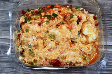 Mısır varili Baramily peyniri, kırmızı ve yeşil biber dilimleri ve Harissa acı biber ezmesi, pastörize inek ve bufalo sütünden yapılmış geleneksel Orta Doğu peyniri, acı peynirli salata.