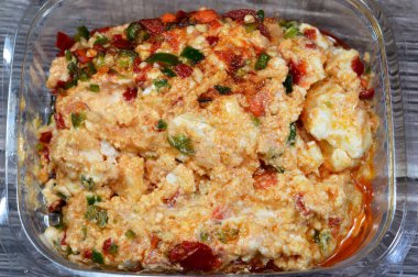 Mısır varili Baramily peyniri, kırmızı ve yeşil biber dilimleri ve Harissa acı biber ezmesi, pastörize inek ve bufalo sütünden yapılmış geleneksel Orta Doğu peyniri, acı peynirli salata.