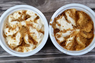 Karamelli bisküvi ve vanilyalı dondurma, karamelli bisküvi parçaları vanilyalı dondurma, yaz ve tatil konsepti.