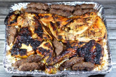 Geleneksel Arap mutfağı bifteği Kofta kufta şiş, kıymalı kömür, ızgara tavuk ızgara ve ızgara ızgara Mesahab, micelli mısır pilavı, Mısır mutfağı yemekleri.