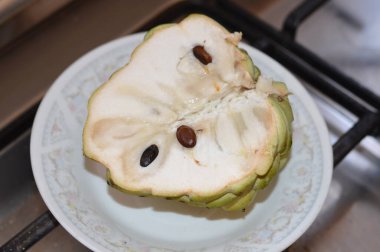 elma şekeri, elma şekeri veya karides, elma şekeri veya tatlı su meyvesi, et hoş kokulu ve tatlıdır, açık sarı boyunca kremalı beyazdır ve krema gibi görünür ve krema tadında tatlıdır.