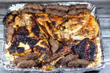 Geleneksel Arap mutfağı bifteği Kofta kufta şiş, kıymalı kömür, ızgara tavuk ızgara ve ızgara ızgara Mesahab, micelli mısır pilavı, Mısır mutfağı yemekleri.