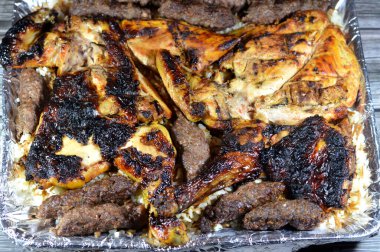 Geleneksel Arap mutfağı bifteği Kofta kufta şiş, kıymalı kömür, ızgara tavuk ızgara ve ızgara ızgara Mesahab, micelli mısır pilavı, Mısır mutfağı yemekleri.