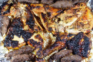 Geleneksel Arap mutfağı bifteği Kofta kufta şiş, kıymalı kömür, ızgara tavuk ızgara ve ızgara ızgara Mesahab, micelli mısır pilavı, Mısır mutfağı yemekleri.