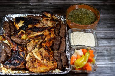 Mısır yemekleri Mulukhiyah, molokhia, molohiya veya ewedu, biftek Kofta kufta şiş, kıyma kömür ızgarası, tavuk ızgara ve ızgarada kızartılmış, pirinçli Vermicelli, Tahini, Pickles