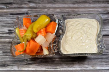 Tahini Tahina 'nın Mısır doğu aperatifleri kızartılmış kaplama susam ve marine edilmiş sebze (Torshi) veya dilimlenmiş havuç turşusundan yapılan bir Orta Doğu çeşnisidir.