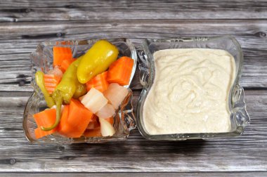 Tahini Tahina 'nın Mısır doğu aperatifleri kızartılmış kaplama susam ve marine edilmiş sebze (Torshi) veya dilimlenmiş havuç turşusundan yapılan bir Orta Doğu çeşnisidir.
