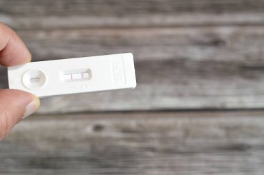 Hızlı idrar testi sonucu, kadın idrarında insan koryonik gonadotropin HCG 'si saptandı. Hamilelik testinde hamileysen, kontrol ve test ile modern hormon testi.