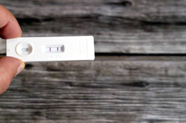Hızlı idrar testi sonucu, kadın idrarında insan koryonik gonadotropin HCG 'si saptandı. Hamilelik testinde hamileysen, kontrol ve test ile modern hormon testi.