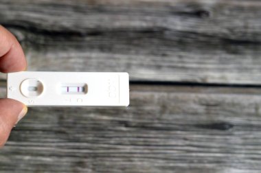 Hızlı idrar testi sonucu, kadın idrarında insan koryonik gonadotropin HCG 'si saptandı. Hamilelik testinde hamileysen, kontrol ve test ile modern hormon testi.