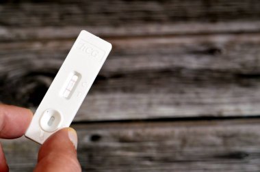 Hızlı idrar testi sonucu, kadın idrarında insan koryonik gonadotropin HCG 'si saptandı. Hamilelik testinde hamileysen, kontrol ve test ile modern hormon testi.