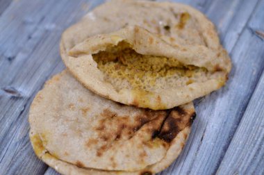 Yağ, susam tahini, kimyon, baharat, ahşap zemin üzerinde izole edilmiş geleneksel Mısır fasulyesi sandviçi, Suhoor zamanında Ramazan 'da tüketilen ezilmiş fasulye püresi.