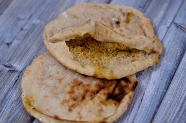 Yağ, susam tahini, kimyon, baharat, ahşap zemin üzerinde izole edilmiş geleneksel Mısır fasulyesi sandviçi, Suhoor zamanında Ramazan 'da tüketilen ezilmiş fasulye püresi.