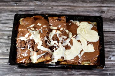 Çiğ fileto Phyllo hamur ince mayalanmamış hamur, Knafeh konafa ile doldurulmuş beyaz ve kahverengi çikolatalı geleneksel Arap hamur tatlısı.