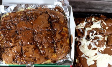 Beyaz ve kahverengi çikolatalı Knafeh konafa ile doldurulmuş çeşitli çıtır fileto Phyllo pastası ve çikolatalı tatlı ve kurabiyelerle doldurulmuş Mısır usulü gevrek pasta.