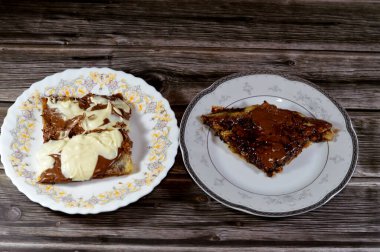 Beyaz ve kahverengi çikolatalı Knafeh konafa ile doldurulmuş çeşitli çıtır fileto Phyllo pastası ve çikolatalı tatlı ve kurabiyelerle doldurulmuş Mısır usulü gevrek pasta.
